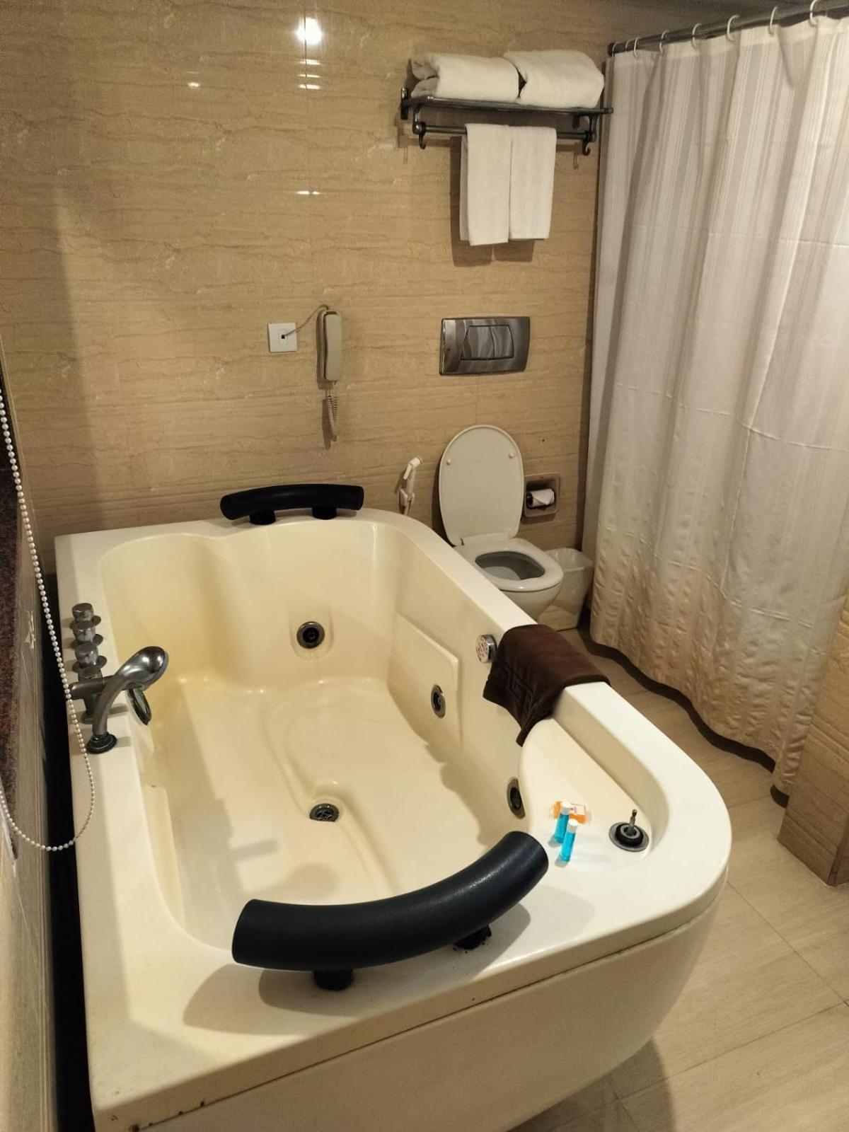 Shenbaga Hotel And Convention Centre Pondichéry Extérieur photo